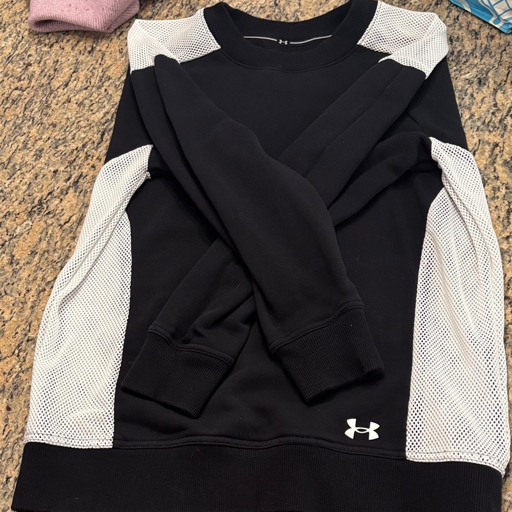 NWOT Under Armour Black and White Crewneck